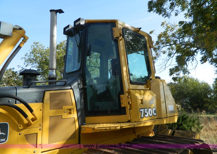 image for item K8221 2003 John Deere 750C Series II dozer