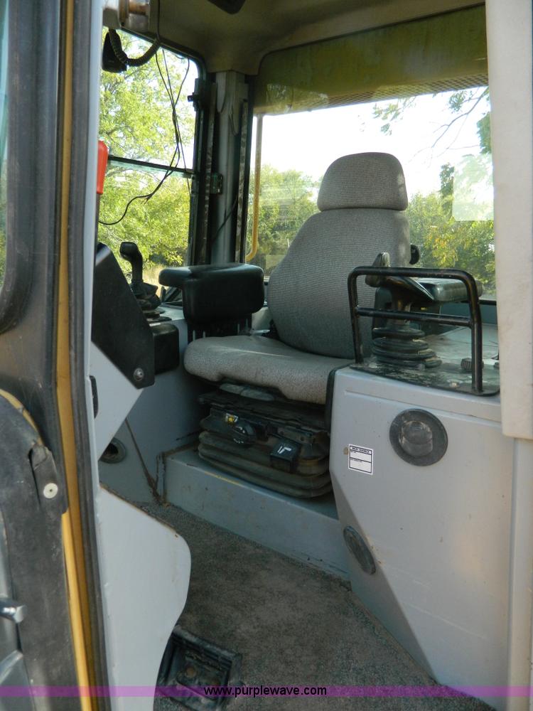 image for item K8221 2003 John Deere 750C Series II dozer