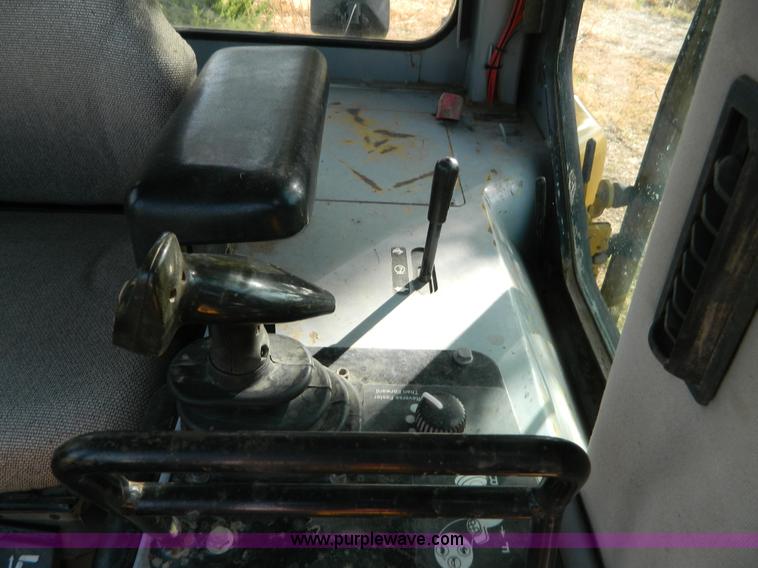 image for item K8221 2003 John Deere 750C Series II dozer