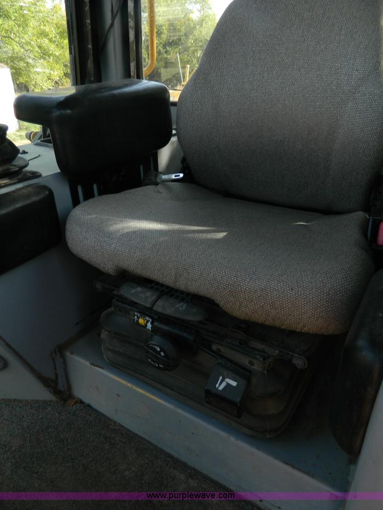 image for item K8221 2003 John Deere 750C Series II dozer