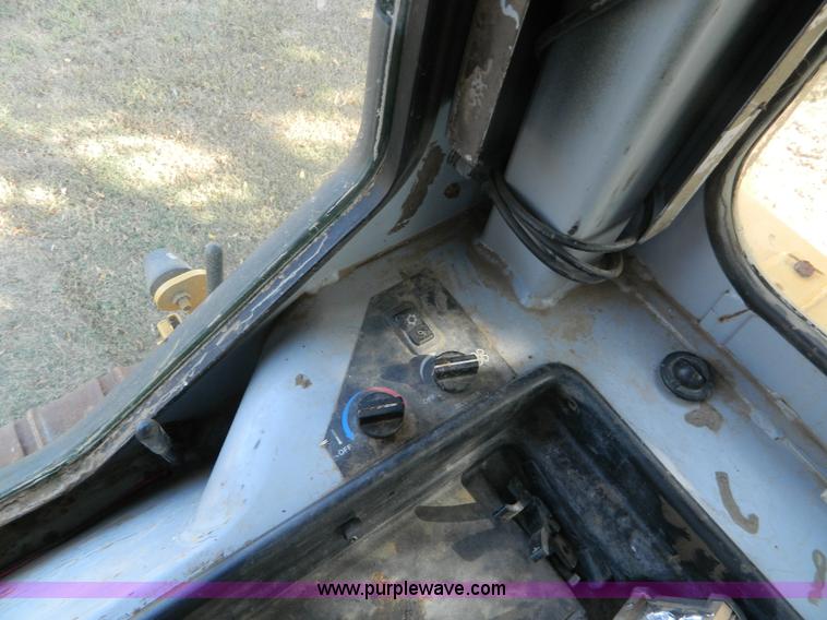 image for item K8221 2003 John Deere 750C Series II dozer