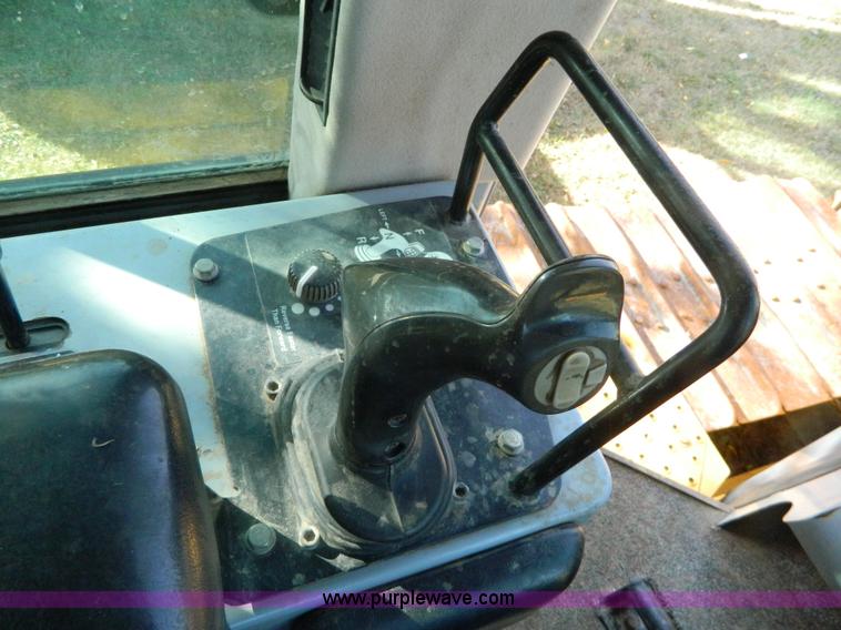 image for item K8221 2003 John Deere 750C Series II dozer