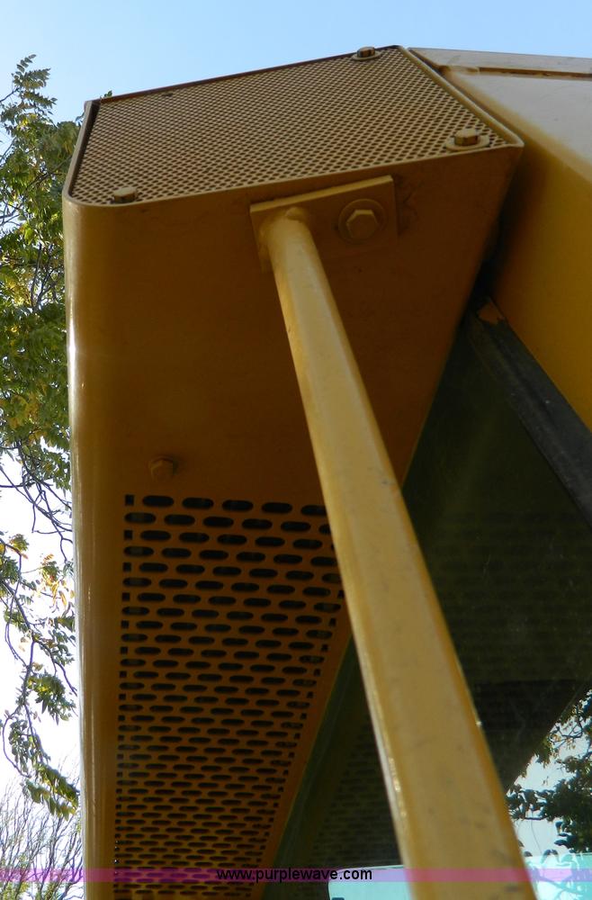 image for item K8221 2003 John Deere 750C Series II dozer