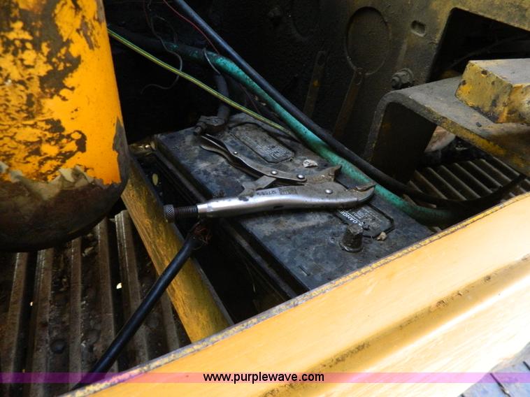 image for item K8222 1974 John Deere 690B excavator