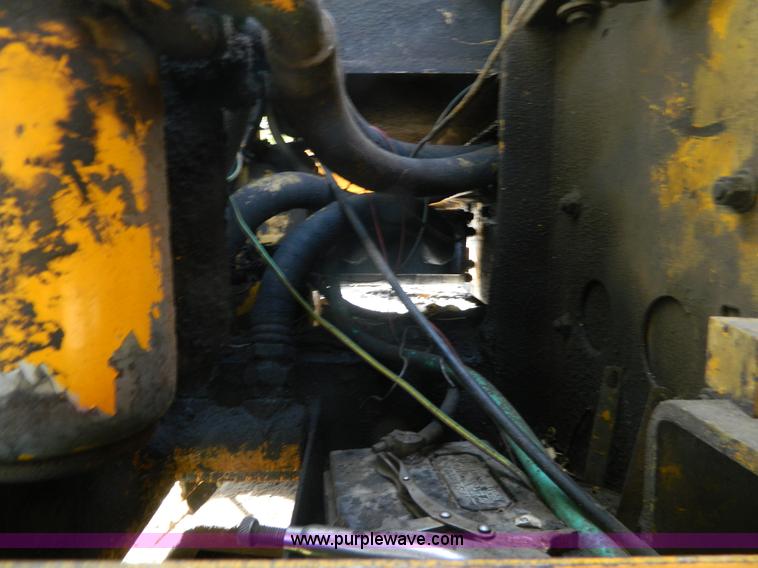 image for item K8222 1974 John Deere 690B excavator