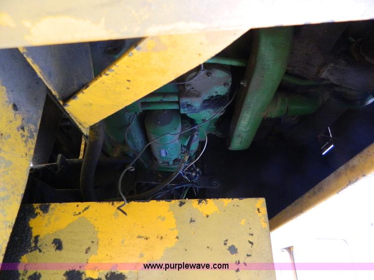 image for item K8222 1974 John Deere 690B excavator