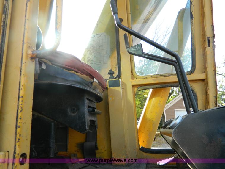 image for item K8222 1974 John Deere 690B excavator