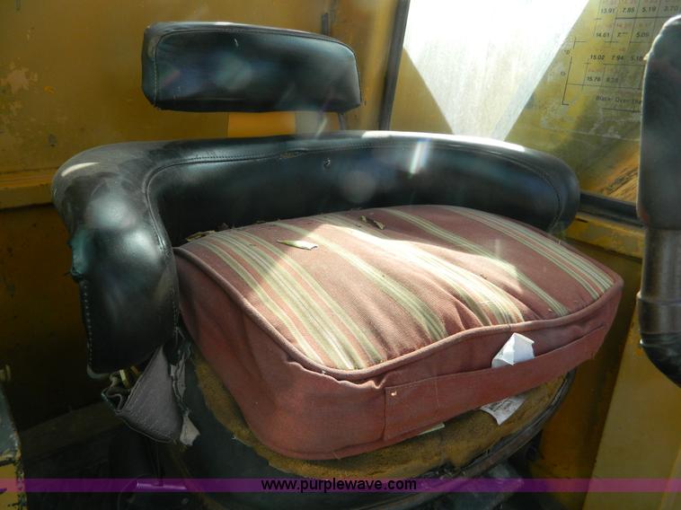 image for item K8222 1974 John Deere 690B excavator