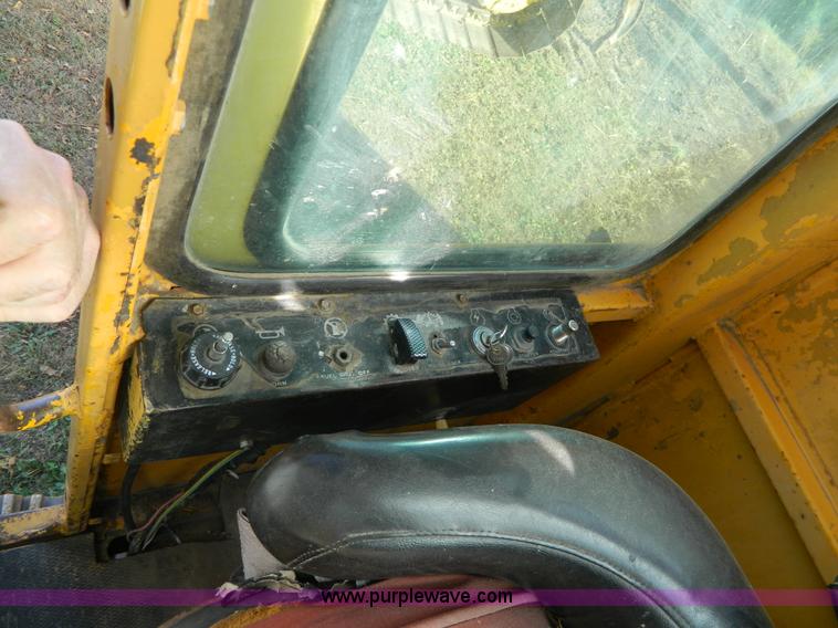 image for item K8222 1974 John Deere 690B excavator