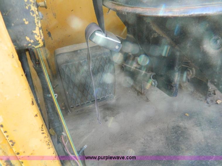 image for item K8222 1974 John Deere 690B excavator