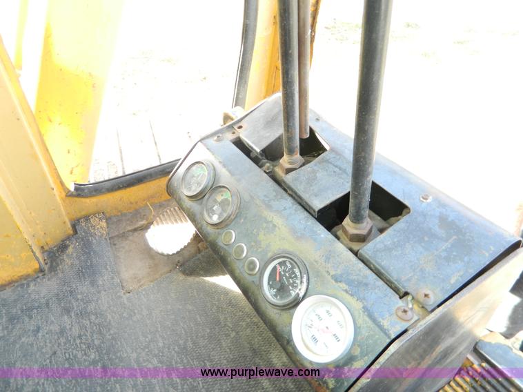 image for item K8222 1974 John Deere 690B excavator