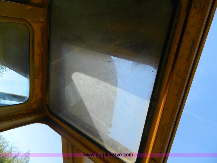 image for item K8222 1974 John Deere 690B excavator