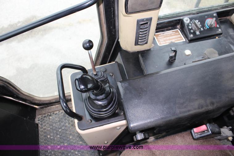 image for item L2330 2002 Caterpillar 963C track loader