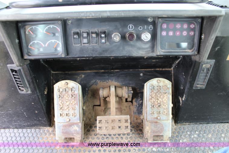 image for item L2330 2002 Caterpillar 963C track loader