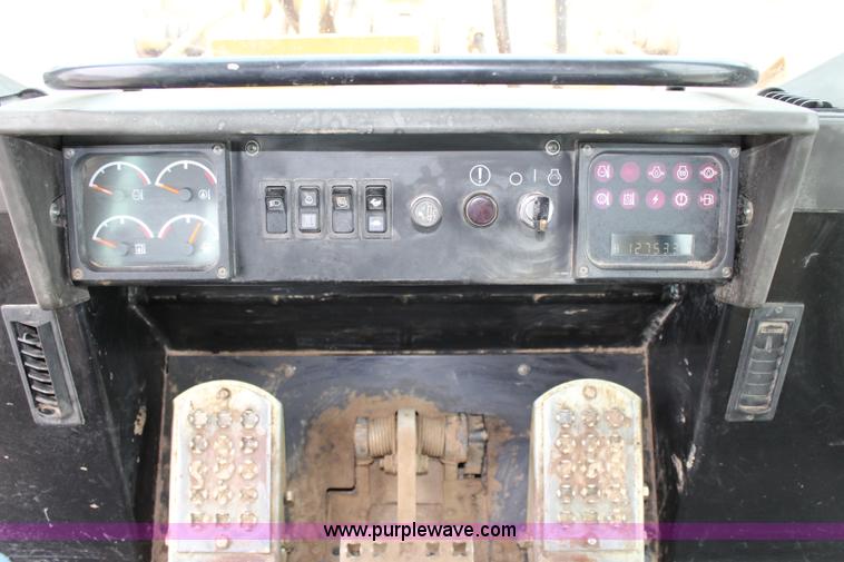 image for item L2330 2002 Caterpillar 963C track loader