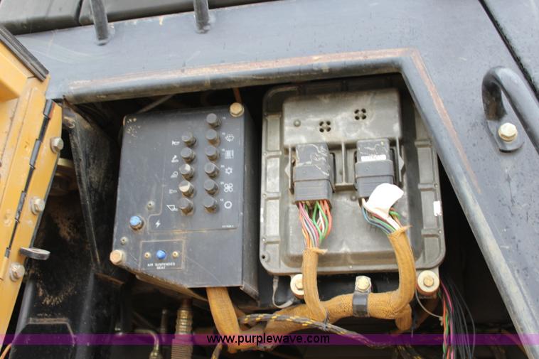 image for item L2330 2002 Caterpillar 963C track loader