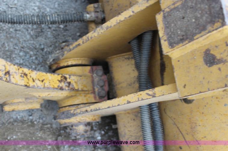 image for item L2330 2002 Caterpillar 963C track loader
