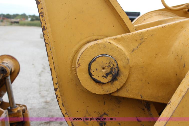 image for item L2330 2002 Caterpillar 963C track loader