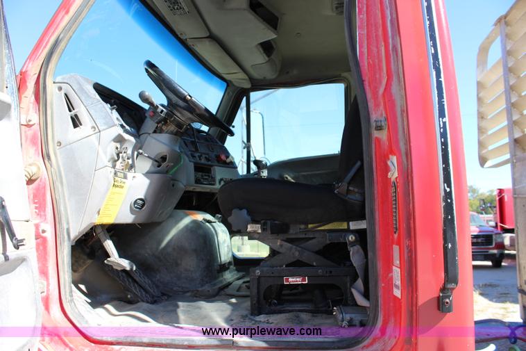 image for item L2355 1998 Ford AT9513 Aeromax 113 semi truck