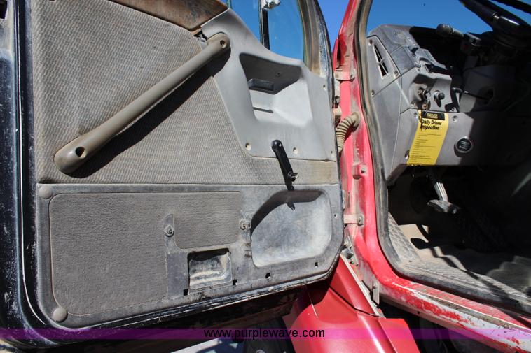 image for item L2355 1998 Ford AT9513 Aeromax 113 semi truck