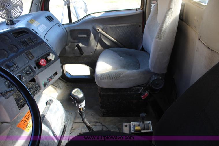 image for item L2355 1998 Ford AT9513 Aeromax 113 semi truck