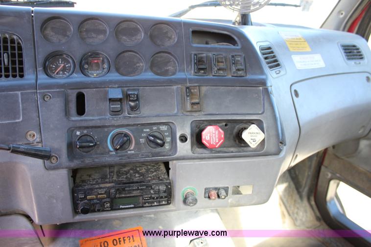 image for item L2355 1998 Ford AT9513 Aeromax 113 semi truck