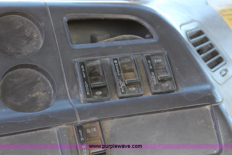 image for item L2355 1998 Ford AT9513 Aeromax 113 semi truck