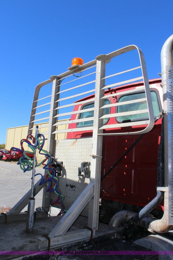 image for item L2355 1998 Ford AT9513 Aeromax 113 semi truck