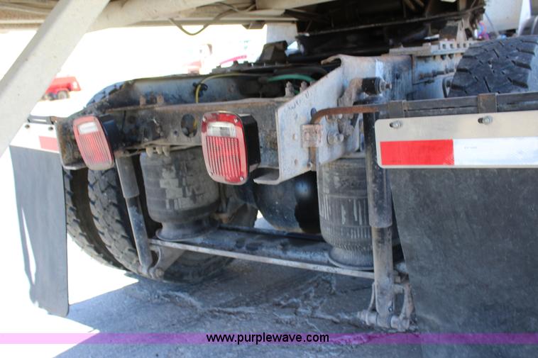 image for item L2355 1998 Ford AT9513 Aeromax 113 semi truck