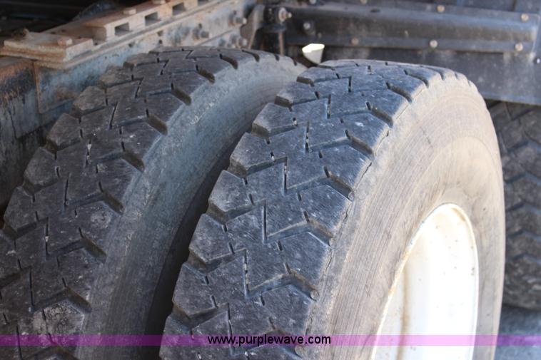 image for item L2355 1998 Ford AT9513 Aeromax 113 semi truck