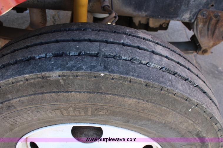 image for item L2355 1998 Ford AT9513 Aeromax 113 semi truck