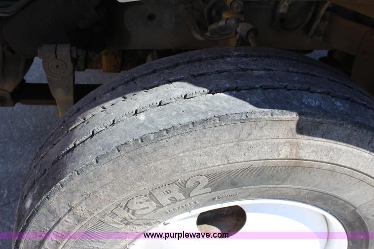 image for item L2355 1998 Ford AT9513 Aeromax 113 semi truck