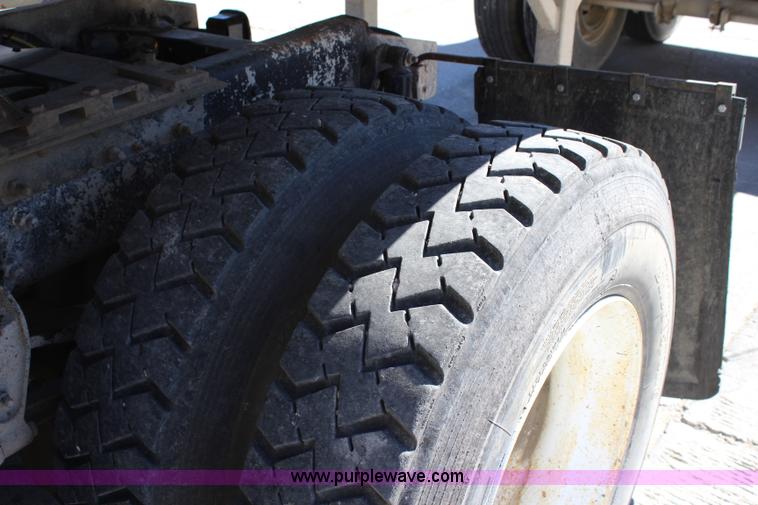 image for item L2355 1998 Ford AT9513 Aeromax 113 semi truck