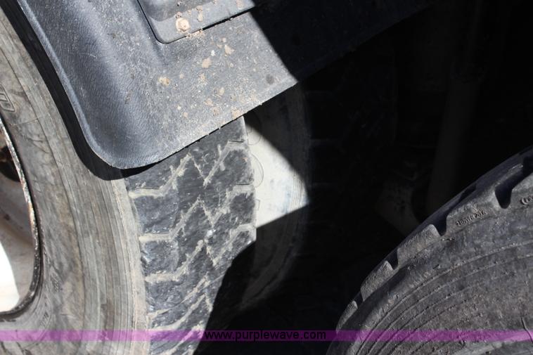 image for item L2355 1998 Ford AT9513 Aeromax 113 semi truck