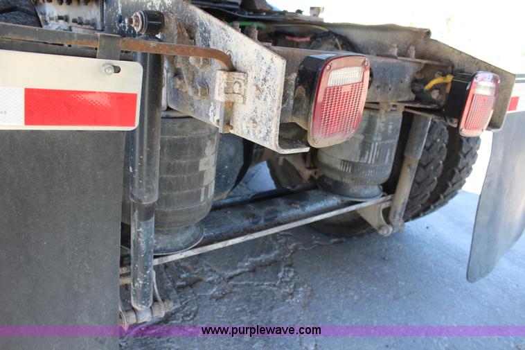 image for item L2355 1998 Ford AT9513 Aeromax 113 semi truck