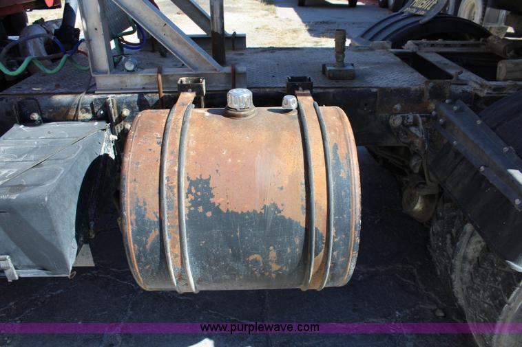 image for item L2355 1998 Ford AT9513 Aeromax 113 semi truck