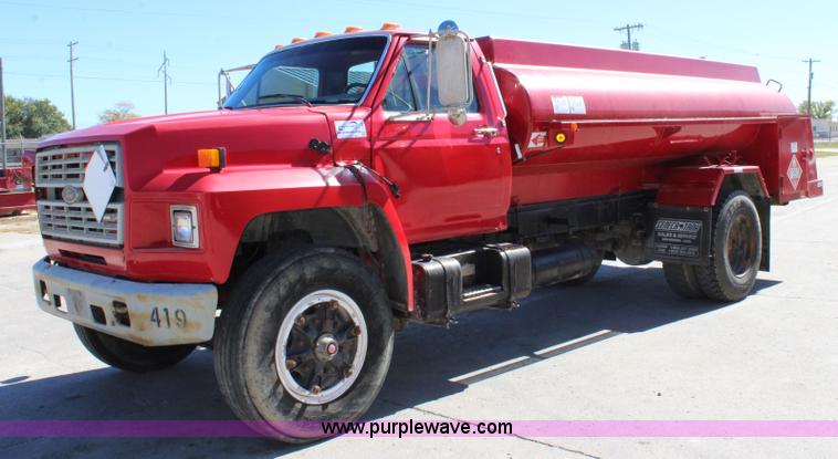 image for item L2461 1990 Ford F700 fuel truck