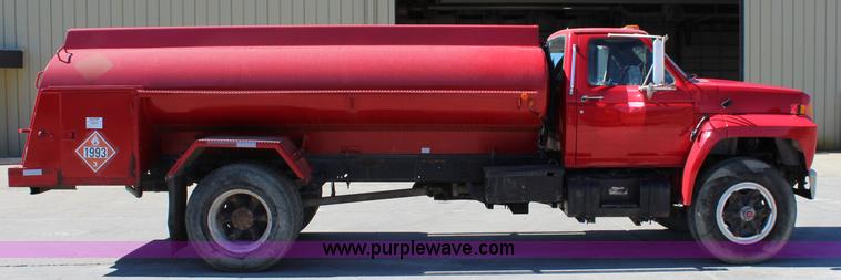 image for item L2461 1990 Ford F700 fuel truck