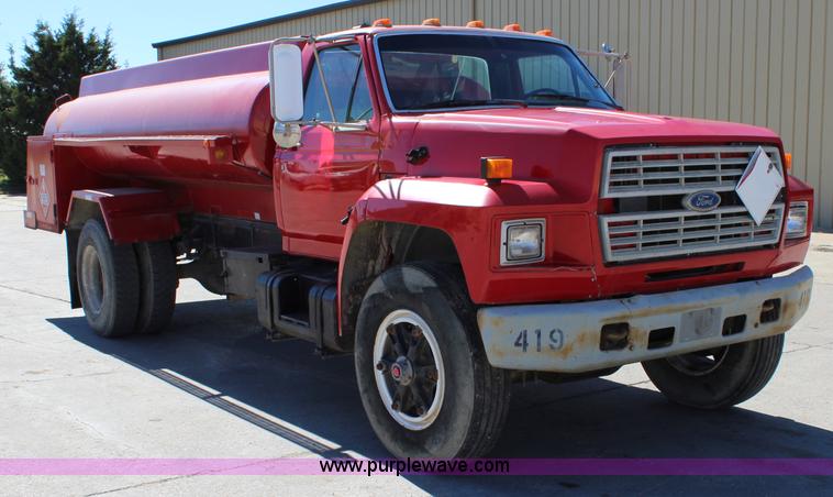 image for item L2461 1990 Ford F700 fuel truck