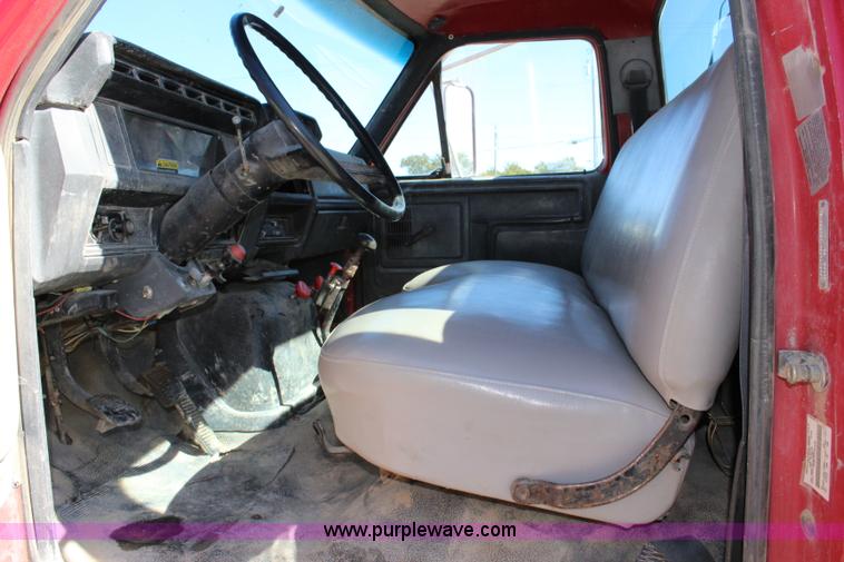 image for item L2461 1990 Ford F700 fuel truck