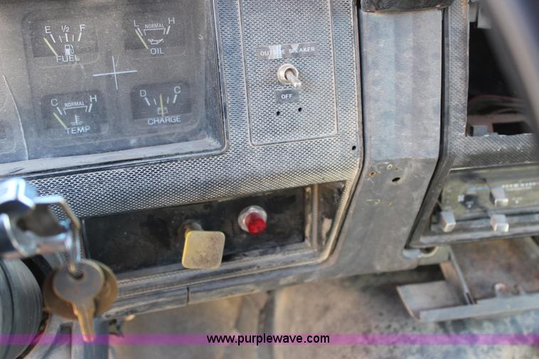 image for item L2461 1990 Ford F700 fuel truck