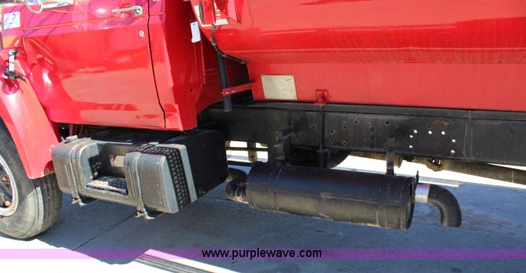 image for item L2461 1990 Ford F700 fuel truck