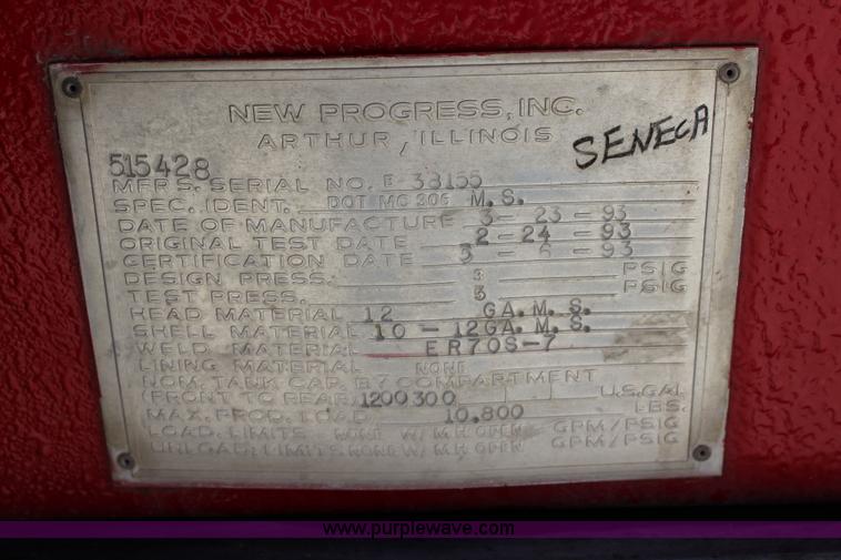 image for item L2461 1990 Ford F700 fuel truck