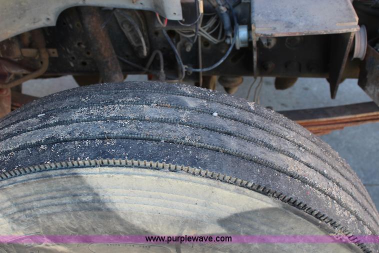 image for item L2461 1990 Ford F700 fuel truck