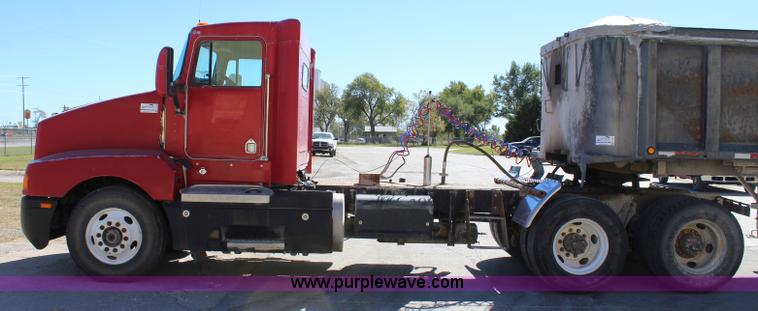 image for item L2466 1997 Kenworth T600 semi truck