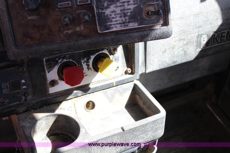 image for item L2466 1997 Kenworth T600 semi truck