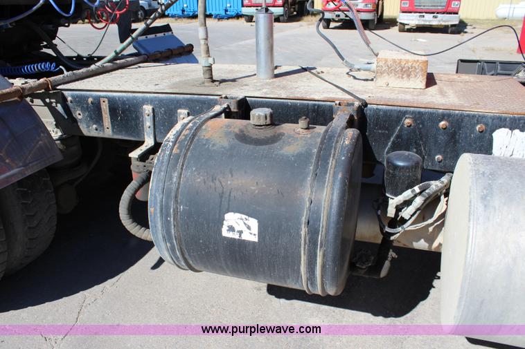 image for item L2466 1997 Kenworth T600 semi truck