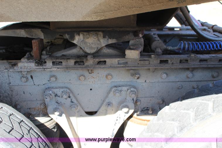 image for item L2466 1997 Kenworth T600 semi truck