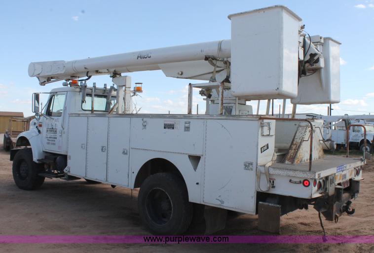 image for item L4268 2000 International 4800 bucket truck