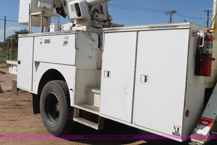 image for item L4268 2000 International 4800 bucket truck